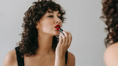 Лайфхак к праздникам: как сделать дорогой макияж за 2 минуты