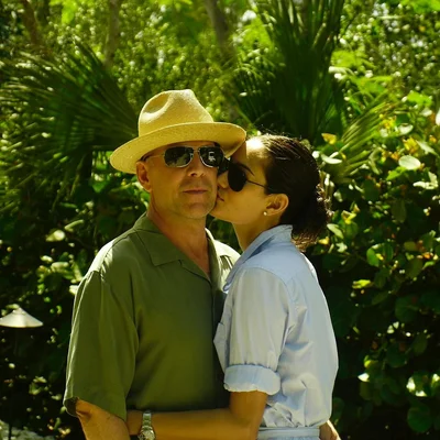 16 лет любви: тяжелобольной Брюс Уиллис позировал с женой на романтических фото - фото 589915