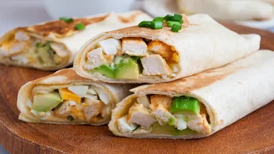 Рецепт для тих, хто втомився готувати: лаваш з куркою та авокадо