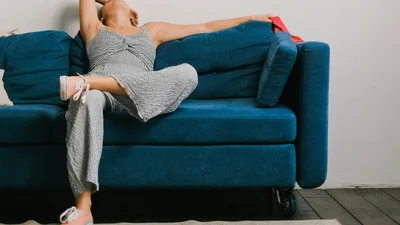 5 причин, чому сидіння на дивані є корисним