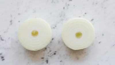 Як зберігати надрізану цибулю - несподівані лайфхаки