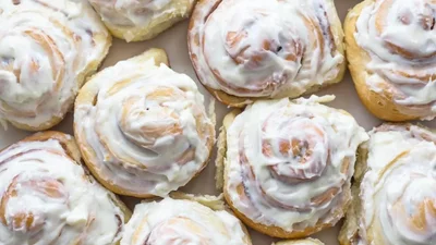 М’які та ароматні: вчимося випікати булочки сінабони з кремом