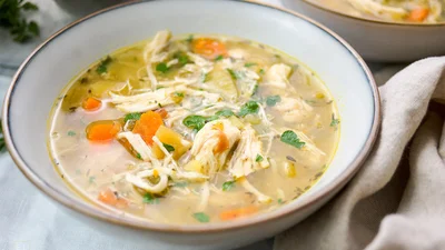 После праздников: рецепт очень легкого куриного супа на обед