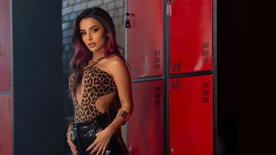 Анна Тринчер в плаще на голое тело удивила перевоплощением в дерзкой фотосессии