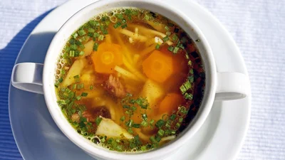Антипохмільний рецепт: легкий суп від шефа, який врятує після застілля