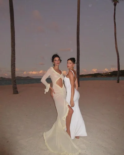Шалунишка Кендалл Дженнер засветила голую грудь в прозрачном платье на пляже - фото 590816