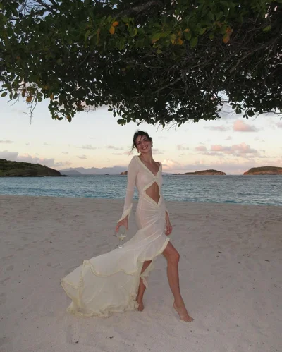Пустунка Кендалл Дженнер засвітила голі груди в прозорій сукні на пляжі - фото 590818