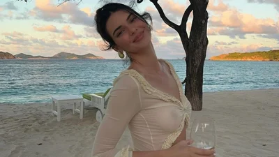 Шалунишка Кендалл Дженнер засветила голую грудь в прозрачном платье на пляже