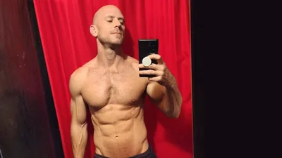 Лысый из Brazzers: порноактер Джонни Синс поддержал Украину