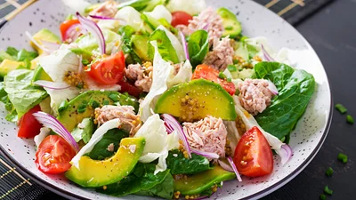 Салат з авокадо та тунцем – легка страва на вечерю, від якої важко відмовитися