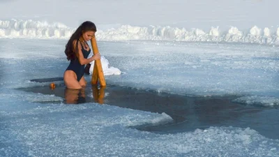 Нырять или не нырять: как комментируют церковь и врачи купание в проруби на Крещение