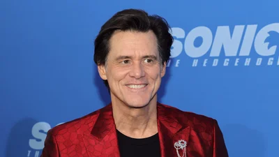 Не узнать: Джим Керри с новой прической отпраздновал день рождения в кругу звездных друзей