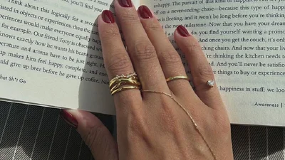 Стильные маникюры на январь 2024 года - трендовые дизайны этого месяца