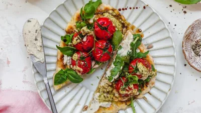 Прості коржики з намазкою та помідорами – ідеальний перекус у середземноморському стилі