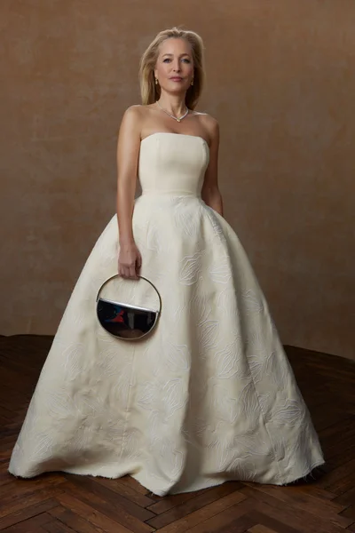 Джиллиан Андерсон в платье с вагинами ошеломила публику на Золотом глобусе 2024 - фото 591615