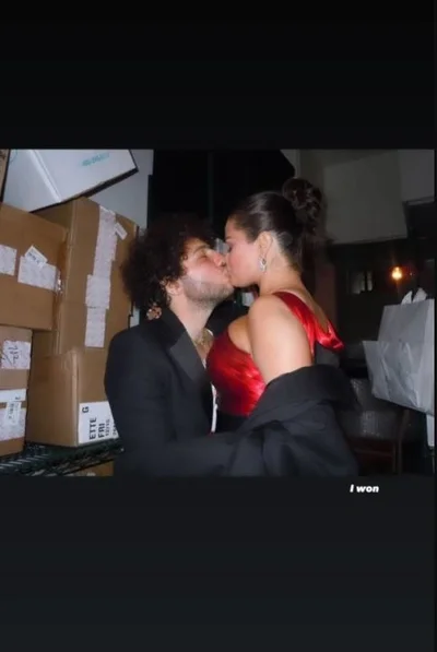 Селена Гомес показала пристрасні поцілунки з бойфрендом за лаштунками Золотого глобуса - фото 591745
