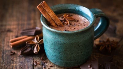 Глінтвейн з гарячим шоколадом – п’янкий і насичений напій для холодних зимових днів