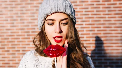 Тільки не роби цього: як захистити шкіру губ взимку та від чого треба відмовитись