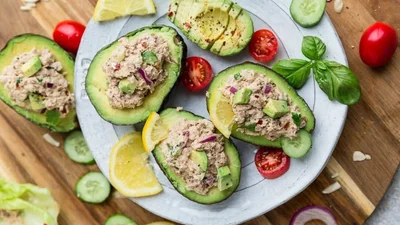 Легкий ужин для тех, кто следит за фигурой: простой и полезный салат с авокадо и тунцом