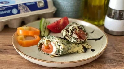 Зеленый омлет со слабосоленым лососем – изысканный завтрак, который готов за 15 минут