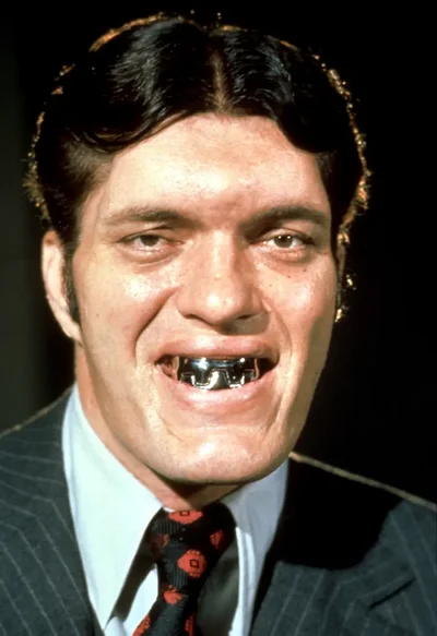 Канье Вест сделал себе титановые зубы за 850 тысяч долларов - фото 592981