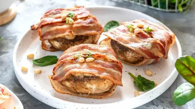 Гриби у беконі з сиром – вишукана закуска, яка прикрасить стіл на свято