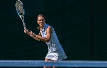 Ким Кардашян занималась футболом, Кейт Миддлтон обожает теннис: любимые виды спорта звезд