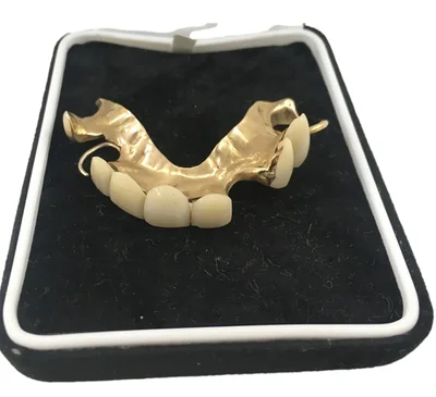 Неожиданный лот: на аукционе продадут вставные зубы Уинстона Черчилля - фото 593284