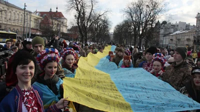 День Соборності з рекордом: у Львові розгорнули найдовший прапор із підписами військових