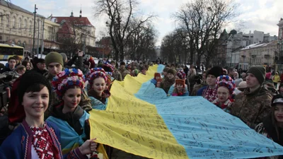 День Соборности с рекордом: во Львове развернули самый длинный флаг с подписями военных