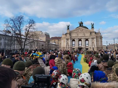 День Соборности с рекордом: во Львове развернули самый длинный флаг с подписями военных - фото 593520