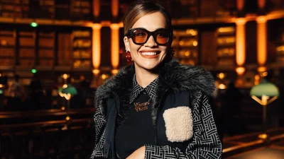 Красотка Рита Ора гуляет по Парижу в шубе украинского бренда