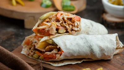 Шаурма з куркою та авокадо – смачний рецепт перекусу без зайвого клопоту