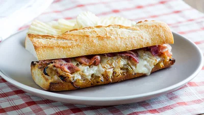 Горячие брускетты из остатков нарезки – быстрый рецепт от шеф-повара