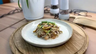 Жареный рис с креветками – ужин мечты для любителей морепродуктов