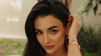 Это поджог: раскованная Анна Тринчер в белом эротическом белье лишит тебя сна