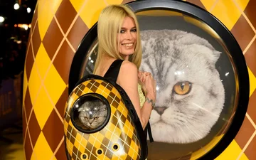 Клаудия Шиффер подверглась критике из-за выхода на публику со своим котом: что произошло