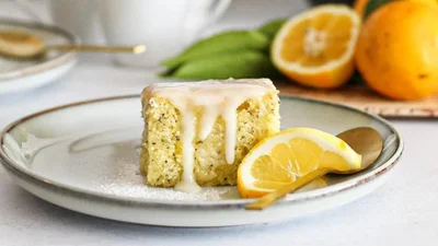 Швидкий лимонно-маковий пиріг, який так і проситься на тарілку