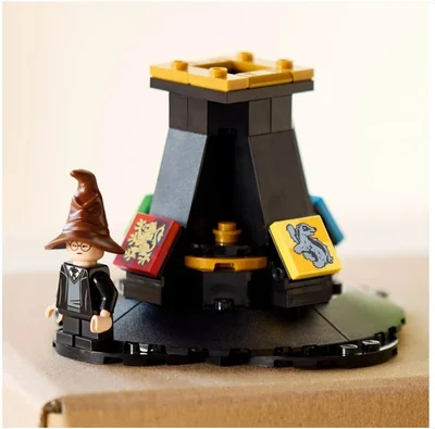 Новый LEGO для фанатов 'Гарри Поттера': Распределяющая шляпа, умеющая разговаривать - фото 595055