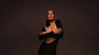 Шалунья Даша Астафьева едва поместила голую грудь в своих ладонях