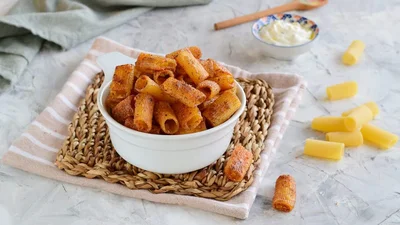 Что приготовить из остатков макарон: хрустящие чипсы с сыром