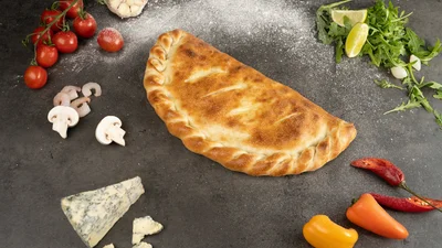 Просто белиссимо: как приготовить итальянский пирог-пиццу кальцоне