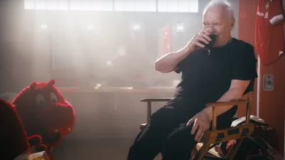 Ентоні Гопкінс в костюмі червоного дракона змушує нас купити цю каву