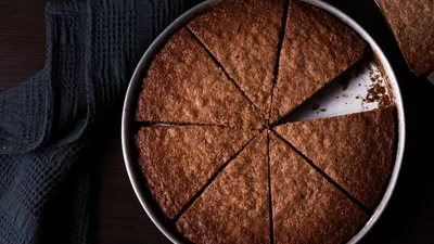 Простий і бюджетний пиріг на варенні – виходить пишним, м’яким і дуже солодким