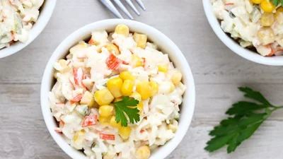 Салат з крабовими паличками, рисом і кукурудзою – класика, яка ніколи не набридне
