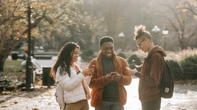 Під забороною: у французькому містечку Сен-Пор тепер не можна користуватись смартфоном