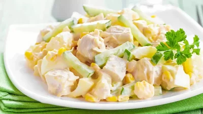 Самый романтичный салат из курицы на 14 февраля, который очарует любимого своим вкусом
