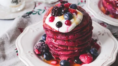 Блинчики "Красный бархат" – завтрак-сюрприз на День влюбленных, который соблазнит любого