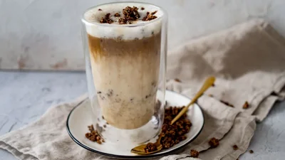 Забудь про нудну вівсянку: приготуй на сніданок ситне й оригінальне лате з гранолою