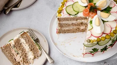 Сэндвич-торт – праздничная закуска, которая смотрится очень эффектно на столе